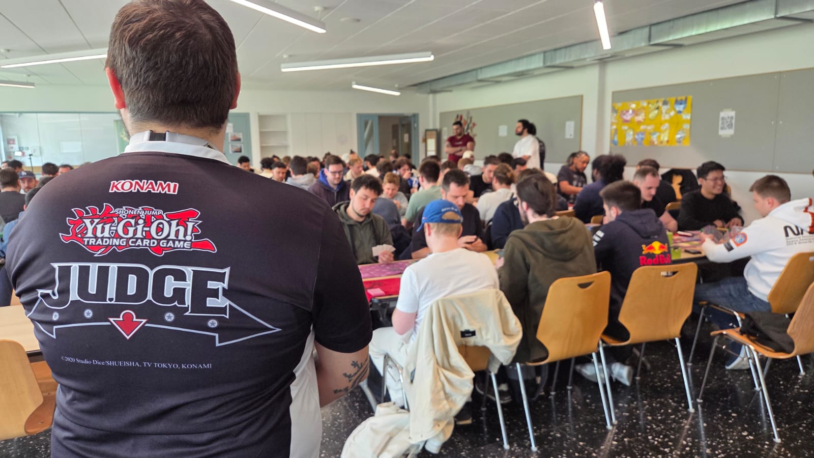Membres de l'association jouant aux jeux de cartes